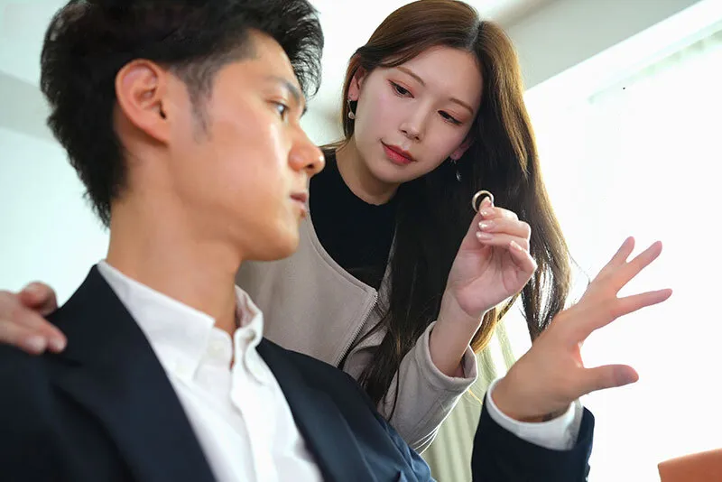 Cô vợ đi đi chơi, gã chồng ở nhà bị nhỏ em người vợ gạ quan hệ không trượt phát nào