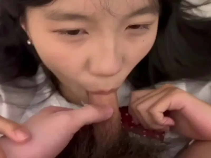 Em loli dễ thương mút cây hàng biến em thành con em đĩ nứng p2